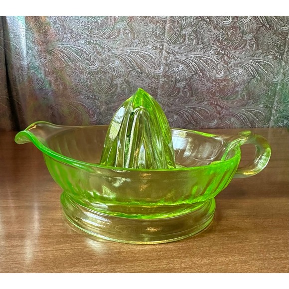 Vintage uranium glass juicer/reamer Round green by Cambridge - Picture 10 of 10